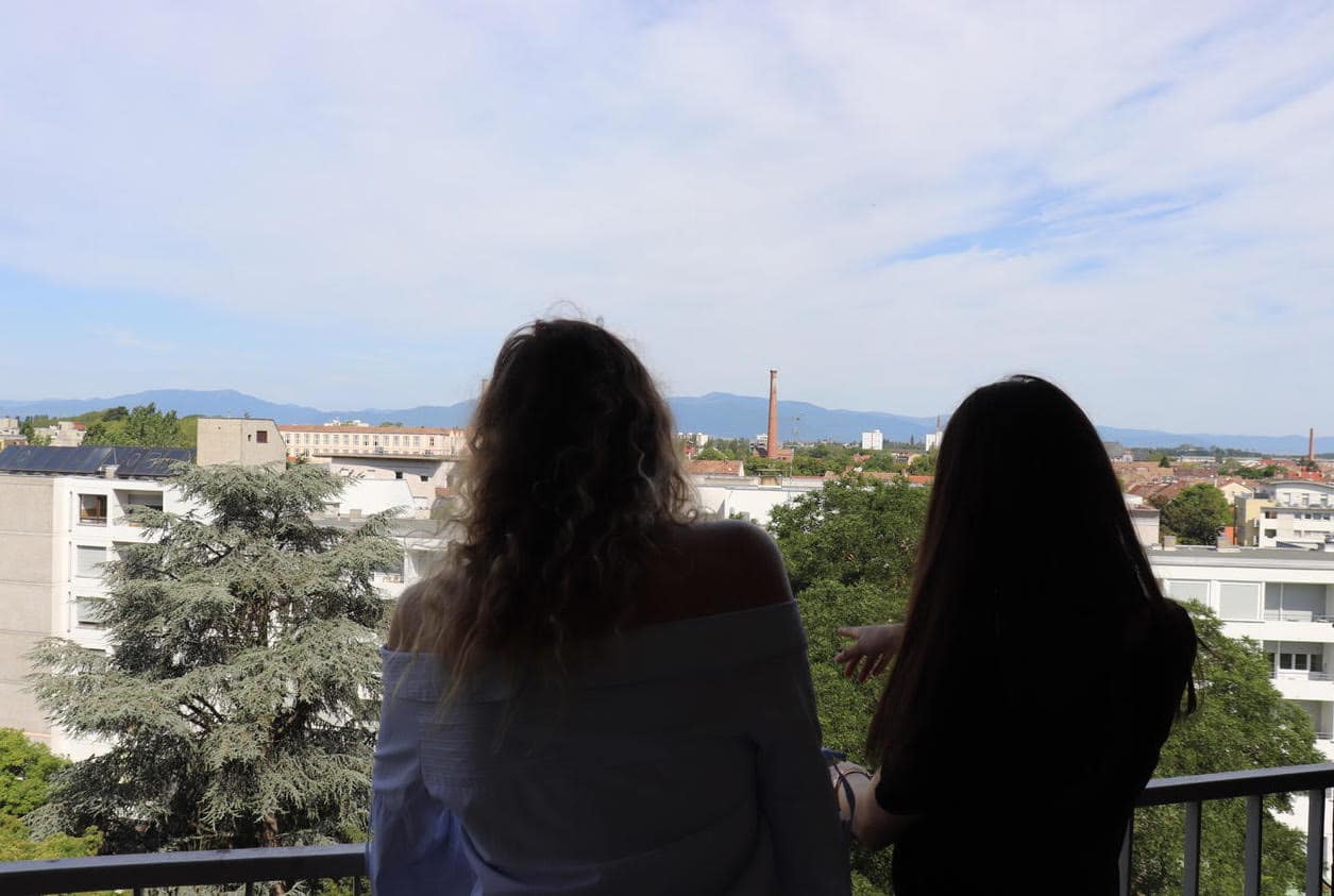 Employées regardant la vue du balcon à Overview Studio Mulhouse