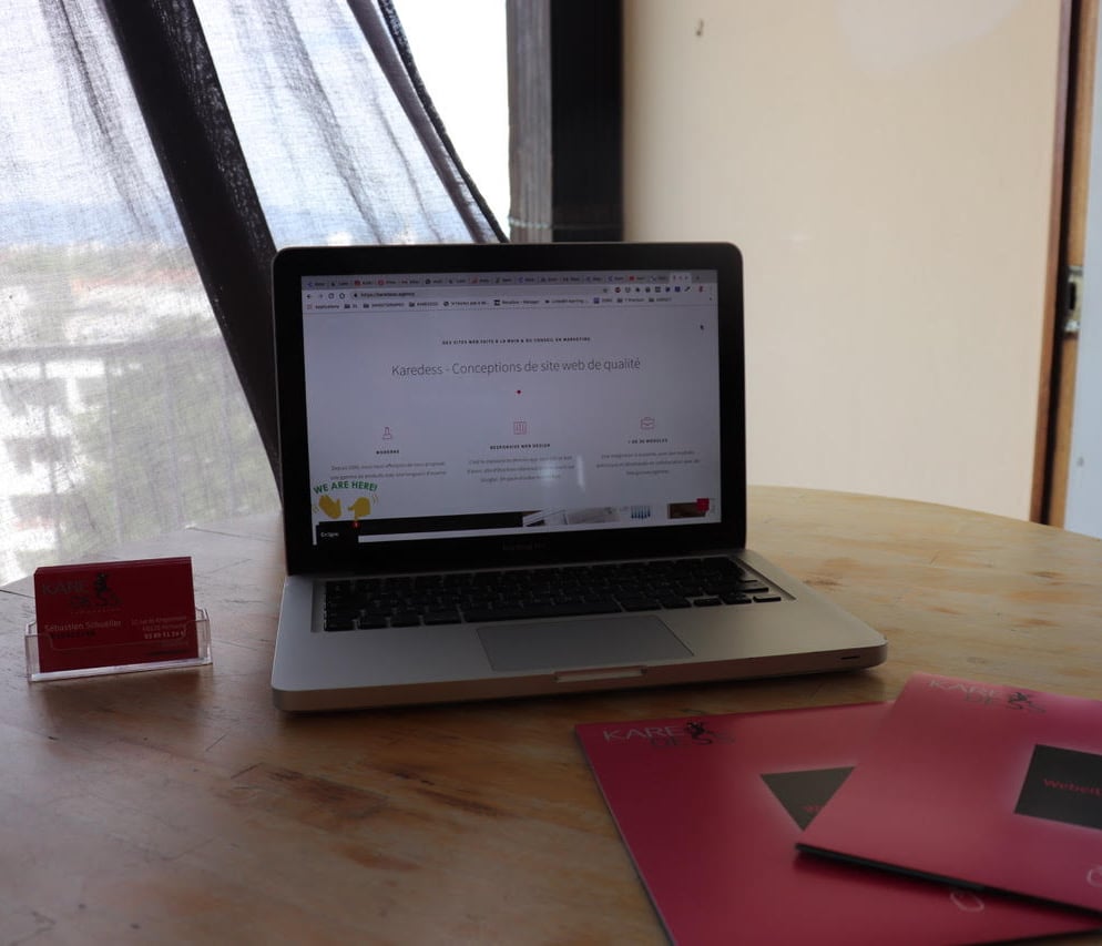 Ordinateur mac avec vue sur Mulhouse, Karedess Agency