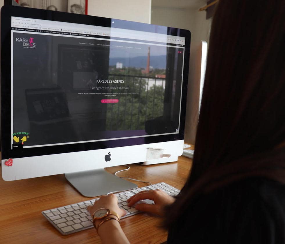 Employée qui travaille sur un ordinateur MAC