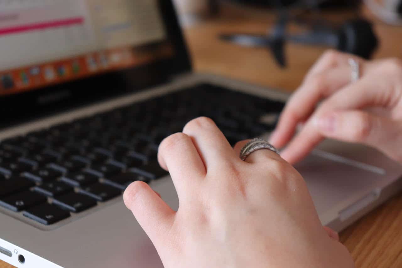 Mains d’affaires qui utilisent un ordinateur portable Mains en train de travailler sur un ordinateur