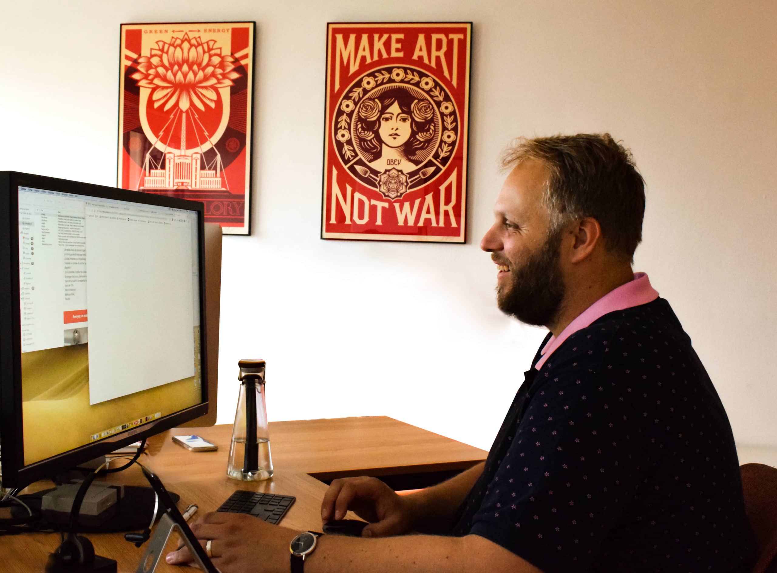 créateur du studio en plein travail dans l'agence
