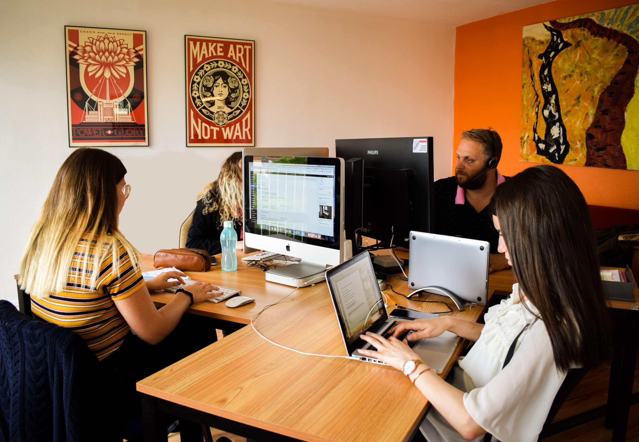 Coworking en action Coworking à Mulhouse disposition bureaux et collaborateurs